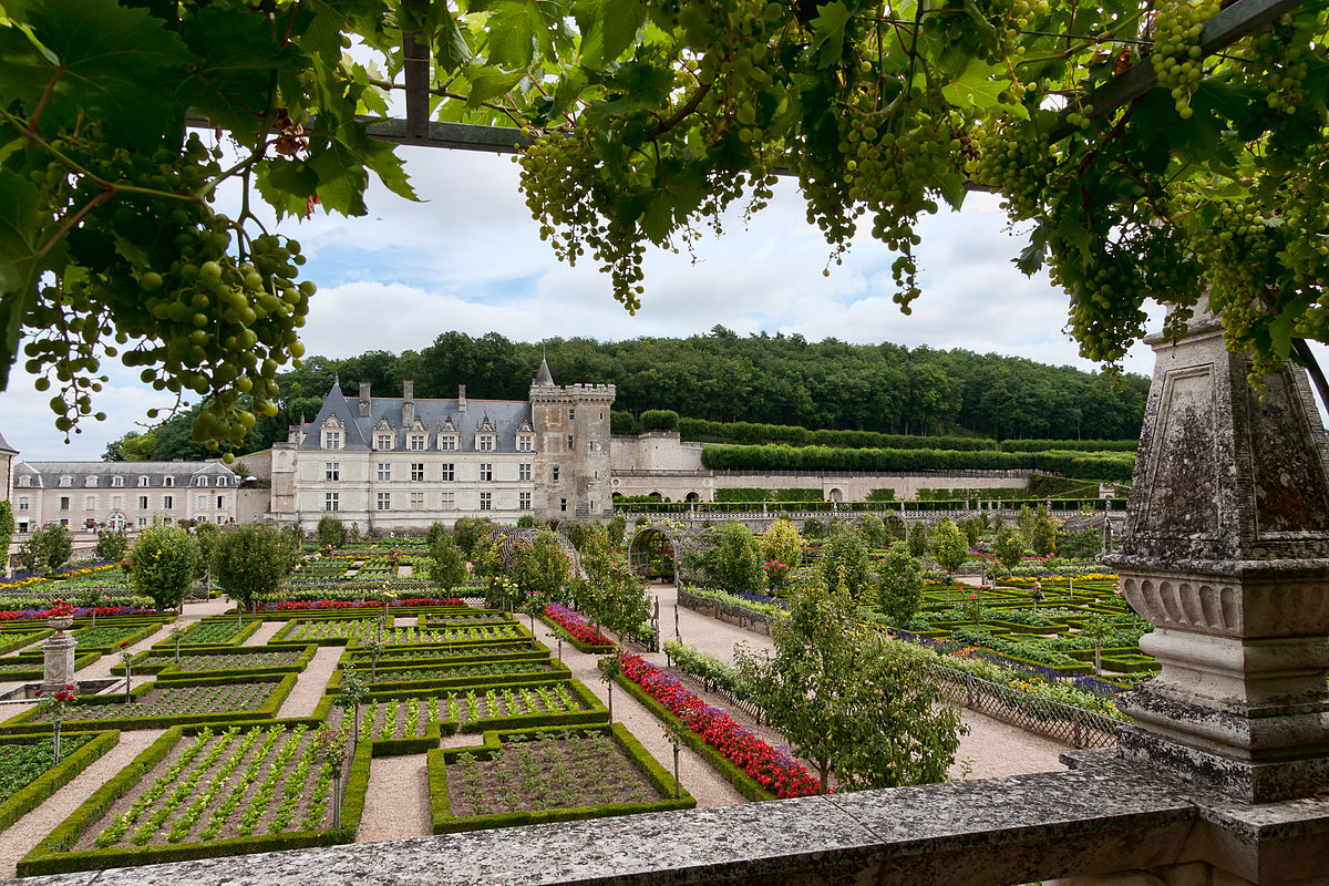 1200px-Chateau-Villandry-VueGenerale-Jardins.jpg